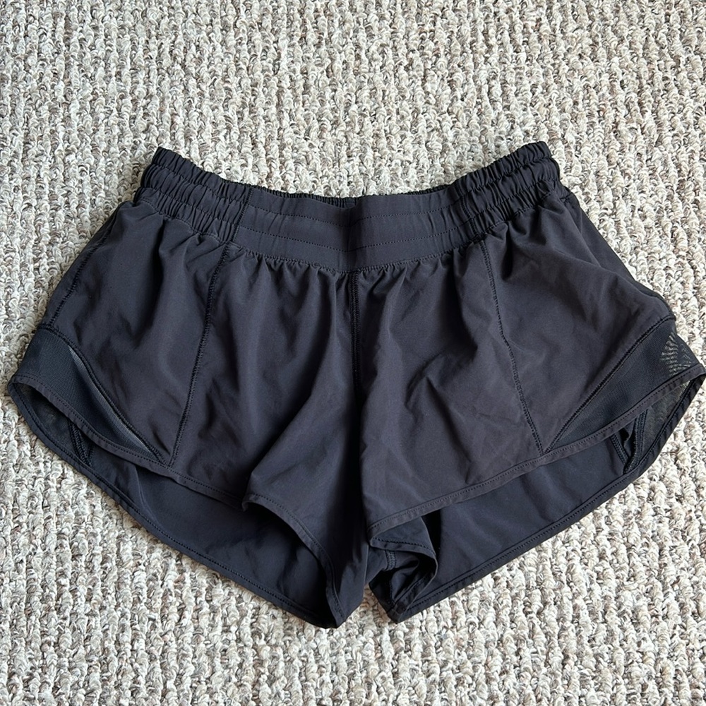lululemon black 2.5” hotty hot shorts